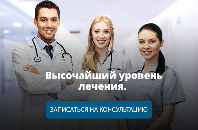 Молодая девушка-врач в белом халате, работающая в центре метаболической хирургии